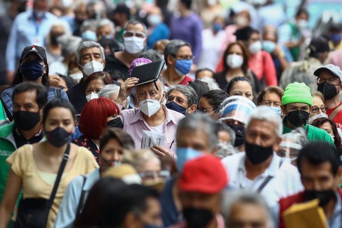 Personas con mascarilla en Ciudad de México durante la pandemia de coronavirus
