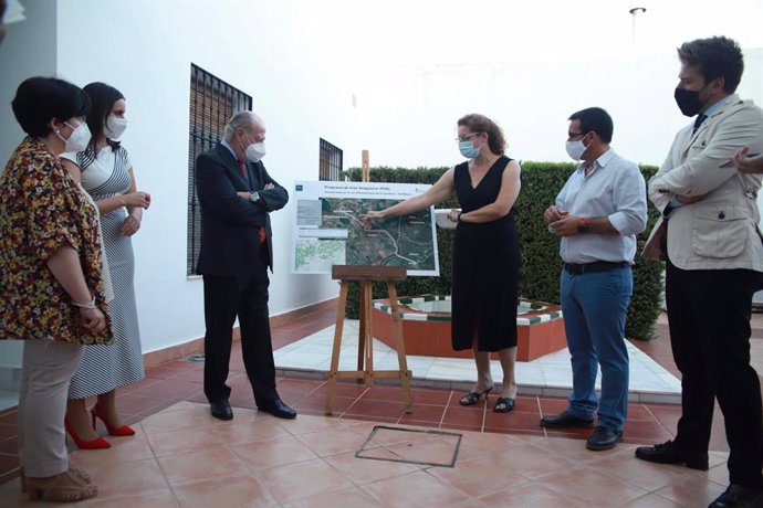 El presidente de la Diputación de Sevilla, Fernando Rodríguez Villalobos, en la presentación del proyector inversor del Plan Contigo de 2,5 millones para una vía de 17 kilómetros que une Villamanrique de la Condesa con Isla Mayor.