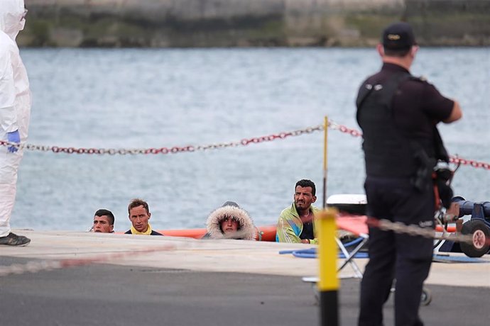 Cuatro migrantes a su llegada a su llegada al Puerto del Rosario tras haber sido rescatados de una patera