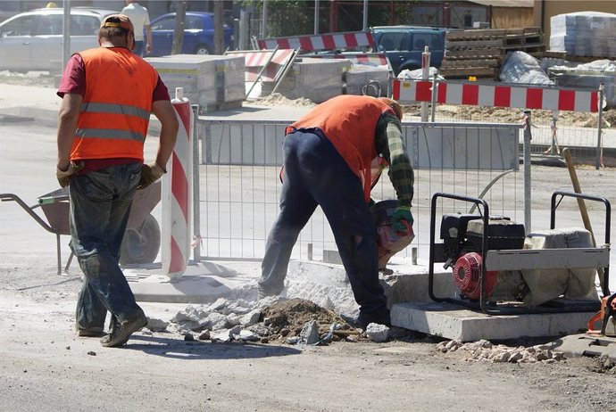 Trabajadores realizan obras en la calle, dentro del programa de Empleo Público Local del SEF