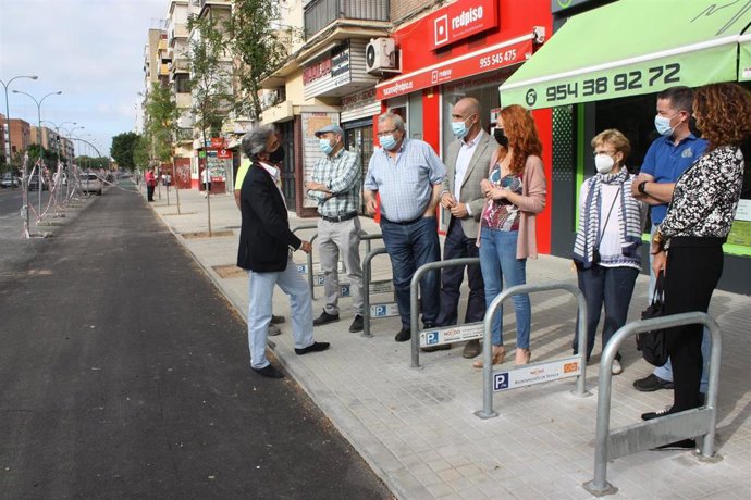 El delegado de Hábitat Urbano, Cultura y Turismo, Antonio Muñoz, y la delegada del Distrito Macarena, Clara Macías, visitan la finalización de las obras del carril bici de la calle Doctor Fedriani.
