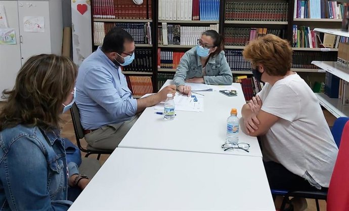 Imagen de la reunión de la Unidad de Consumo de la Diputación de Huelva con la alcaldesa de Linares de la Sierra, Eva María Ramos, para abordar las incidencias de la red eléctrica.
