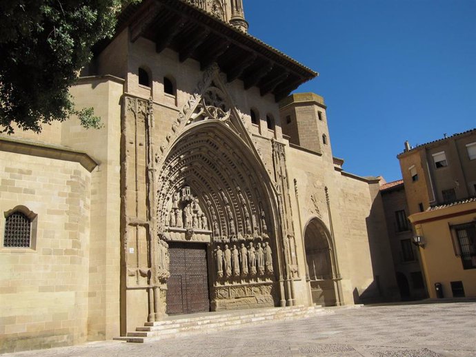 Archivo - La catedral de Huesca, situada frente al obispado.