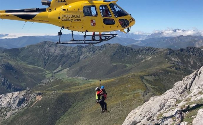 Evacuados en helicóptero dos varones enriscados en el Pico Espigüete, en Velilla (Palencia).