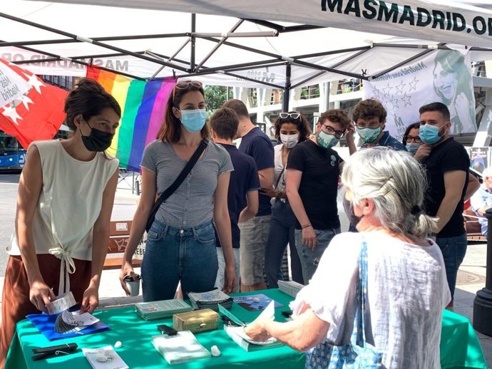 Más Madrid organiza una mesa informativa para dar a conocer 'Crece, Madrid Central'