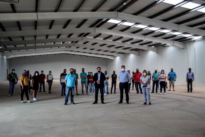 El diputado de Agricultura de la Diputación de Jaén, Pedro Bruno, en su visita a la nave en construcción de los productores de pistacho en Navas de San Juan.