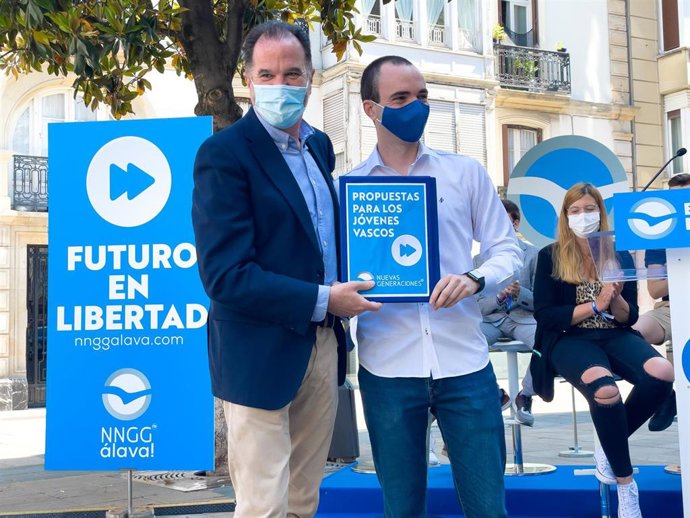 El presidente del PP vasco, Carlos Iturgaiz, en un acto en Vitoria con las Nuevas Generaciones del PP