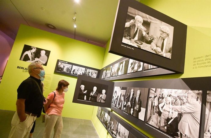 El alcalde de Valncia, Joan Ribó, visita la exposición 'Viva Berlanga. Una historia de cine' en el MUVIM