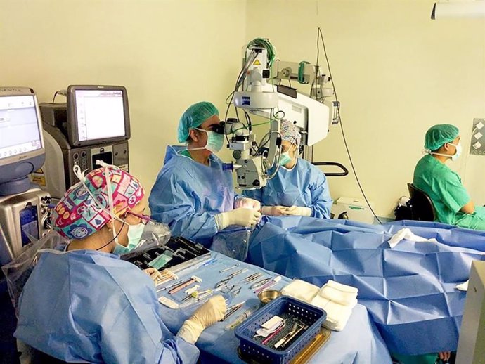 El Hospital Mancha Centro empieza a implantar lentes intraoculares con visión intermedia a pacientes con cataratas