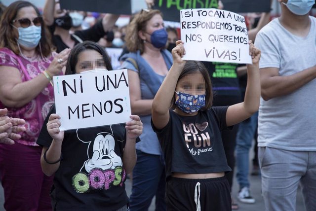 Dos niñas, participan en una concentración feminista en la Plaza de la Candelaria en repulsa por "todos los feminicidios", a 11 de junio de 2021, en Santa Cruz de Tenerife, Tenerife, Islas Canarias (España). Esta es una de las protestas feministas que se 