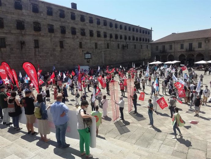 Cientos de personas se manifiestan contra la universidad privada de Abanca en la Praza da Quintana de Santiago de Compostela