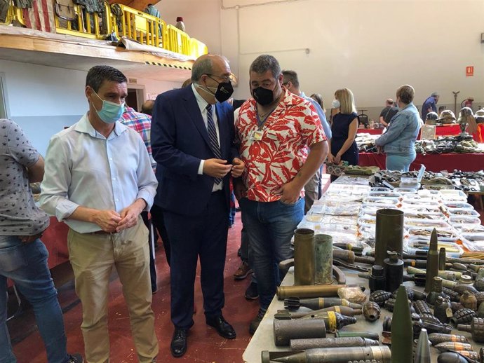 El presidente de la DPT, Manuel Rando, participa en la Feria Militaría, Coleccionismo y Almonedas en Alcorisa.
