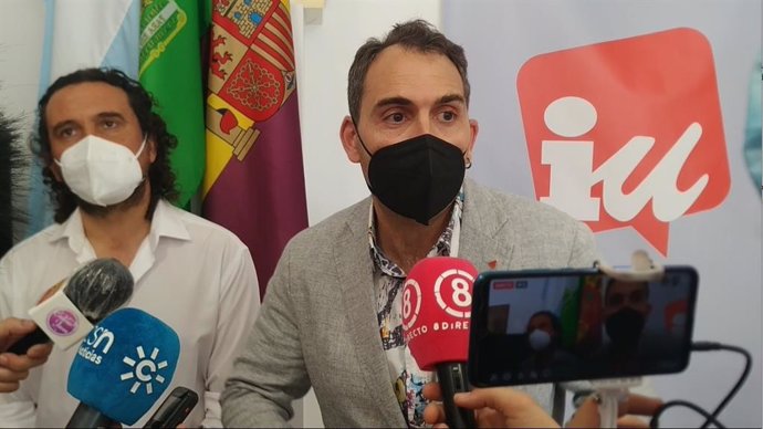 El coordinador de IU Andalucía, Toni Valero, este sábado haciendo declaraciones a los medios en La Línea (Cádiz).
