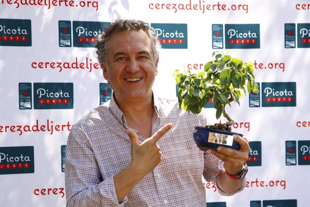 Roberto Brasero con el premio Picota del Jerte.