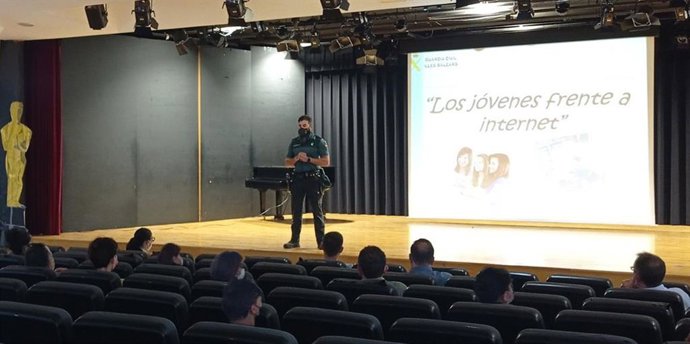 Un agente de la Guardia Civil ofrece una conferencia sobre los peligros de Internet y Redes Sociales en el Colegio Agora Portals.
