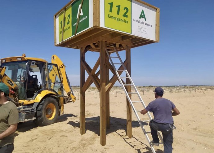 Imagen de operarios trabajando en los servicios de la Playa del Espigón en Huelva.