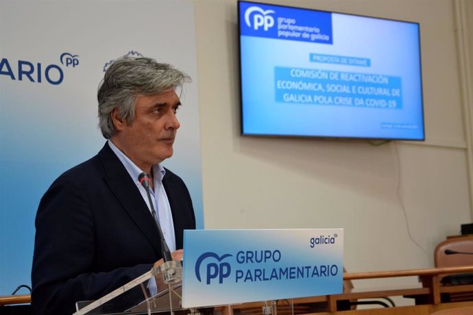 El portavoz parlamentario del PP de Galicia, Pedro Puy, presenta en rueda de prensa la propuesta de los populares para el dictamen de la comisión de recuperación tras la pandemia de la covid-19.