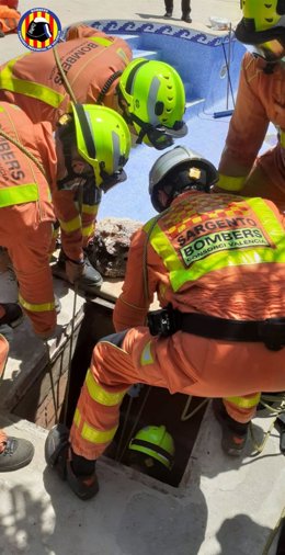 Bomberos rescatan a un hombre que había caído a un pozo en su casa de L'Eliana (Valencia)