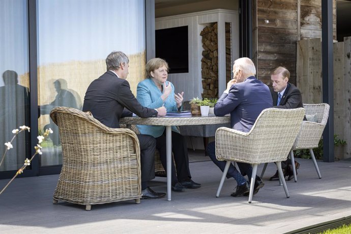 12 June 2021, United Kingdom, Carbis Bay: German Chancellor Angela Merkel (2nd L) and US President Joe Biden (2nd R) sit with their foreign policy advisors Jan Hecker (L) and Jake Sullivan (R) at the beginning of their talks on the sidelines of the G7 s