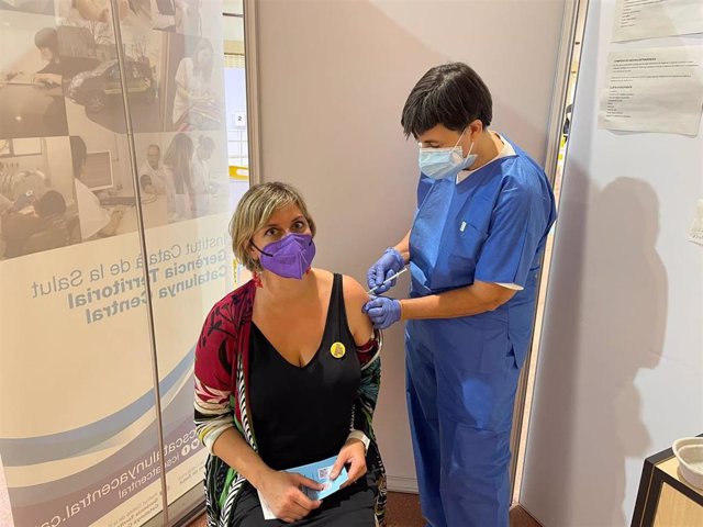 La exconsellera de Salud de la Generalitat, Alba Vergés, recibe la vacuna contra el Covid-19