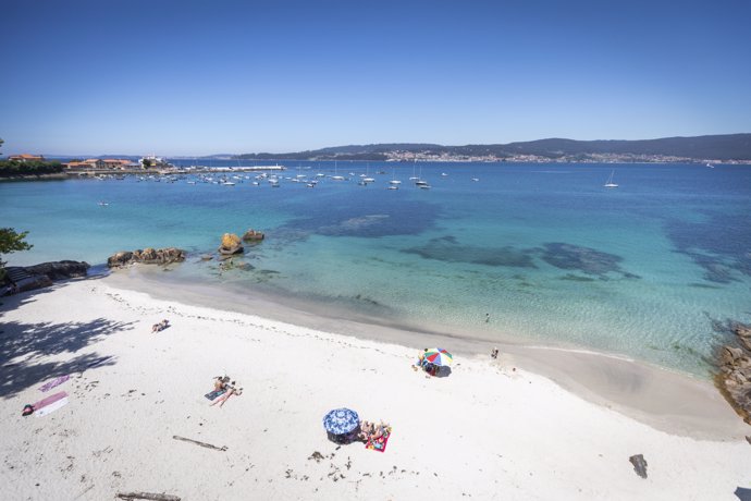 Varias personas se bañan y toman el sol en una playa del municipio de Marín, a 5 de junio de 2021, en Marín, Pontevedra, Galicia, (España). 