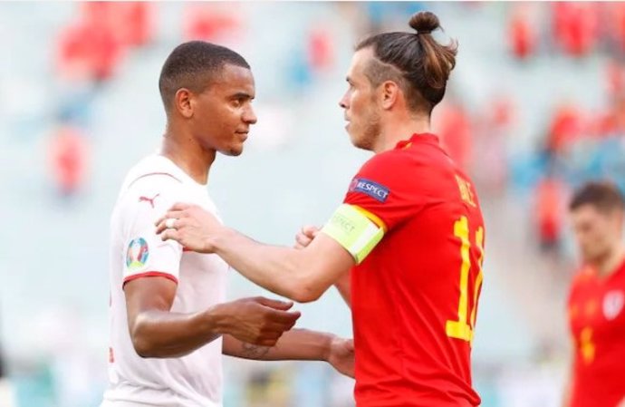 Manuel Akanji y Gareth Bale en el Gales-Suiza