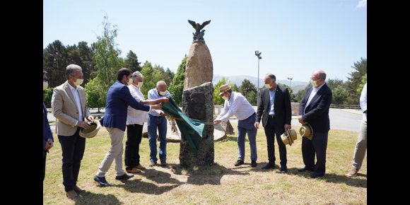 1. Suárez-Quiñones subraya el papel naturalista de Miguel Delibes en el homenaje al escritor en la Sierra de Gredos