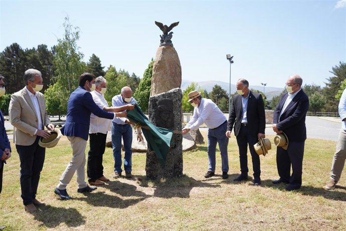 El consejero de Fomento y Medio Ambiente, Juan Carlos Suárez-Quiñones, en el homenaje tributado en Gredos a Miguel Delibes.