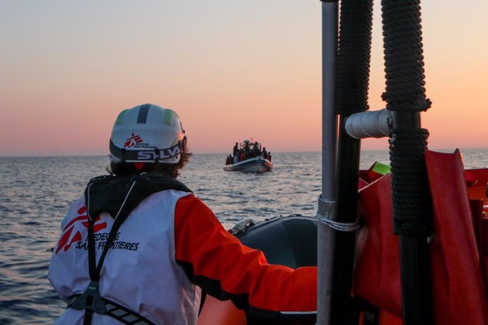 El barco GeoBarents rescata a migrantes en el Mediterráneo