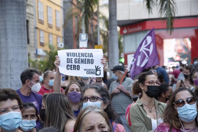 Un mujer con un cartel en el que se lee: `Violencia de género cero, participa en una concentración feminista en la Plaza de la Candelaria en repulsa por "todos los feminicidios", a 11 de junio de 2021, en Santa Cruz de Tenerife, Tenerife, Islas Canarias 