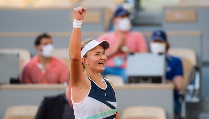 Barbora Krejcikova celebra el título en Roland Garros