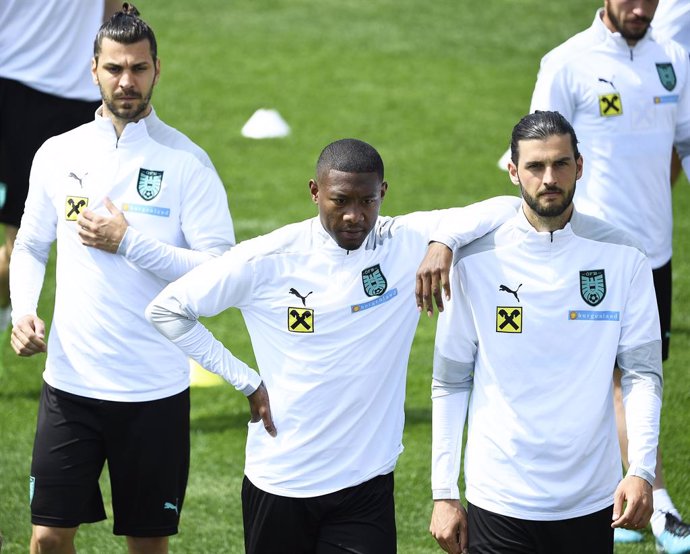 10 June 2021, Austria, Seefeld: (L-R) Austrian national football team playersAleksandar Dragovic, David Alaba and Florian Grillitsch take part in a training session ahead of Sunday's UEFA EURO 2020 championship soccer match against Northern Macedonia. 