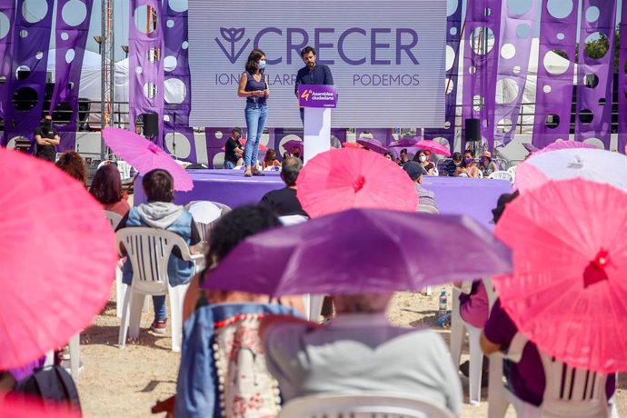 Los candidatos a secretarios generales de Unidas Podemos, Javier Sánchez y la portavoz nacional de Podemos, Isa Serra, bajo la lista `Crecer, intervienen en la IV Asamblea Ciudadana Estatal de Podemos, a 12 de junio de 2021, en el Auditorio Parque de Luc