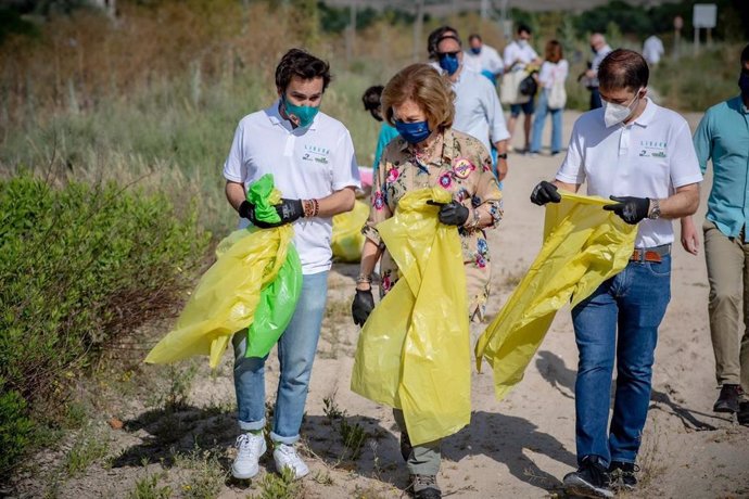 La Reina Sofía participa en la campaña de recogida de basura en espacios naturales del Proyecto Libera