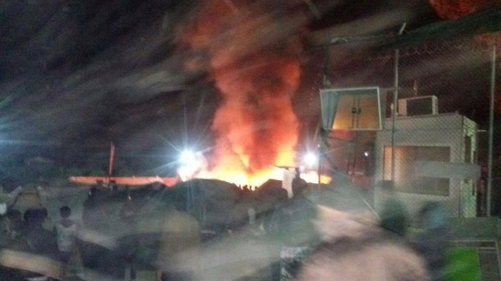 Archivo - Incendio en el campo de refugiados de Moria