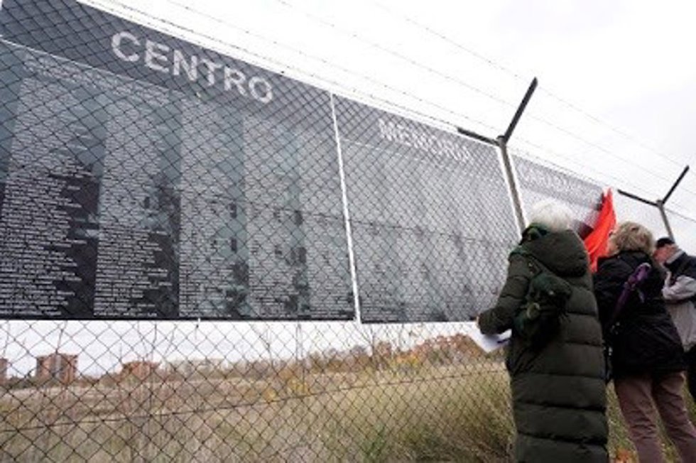 Archivo - Los nombres de los primeros 550 presos llegan al memorial ciudadano de la cárcel de Carabanchel