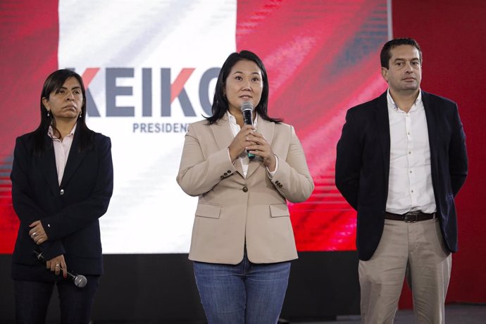 10 June 2021, Peru, Lima: Presidential candidate and leader of the Popular Force party Keiko Fujimori (C) speaks during a press conference at her premises in Surco district. Four days after the presidential election in Peru, the public prosecutor's offi