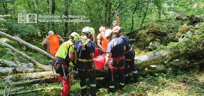 Rescate de la persona accidentada en Larraun