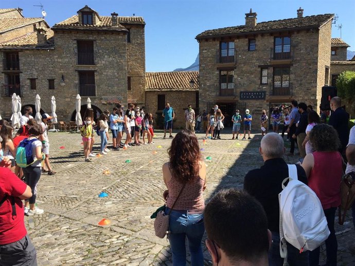 Aínsa recibe a escolares de Biescas, Sabiñánigo y Jaca en el Encuentro de Consejos de Infancia y Juventud de Pirineos.