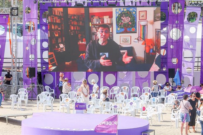 El politólogo y cofundador de Podemos, Juan Carlos Monedero, interviene por pantalla, a consecuencia de padecer Covid-19, en la IV Asamblea Ciudadana Estatal de Podemos, a 12 de junio de 2021, en el Auditorio Parque de Lucía de Alcorcón, Madrid, (España
