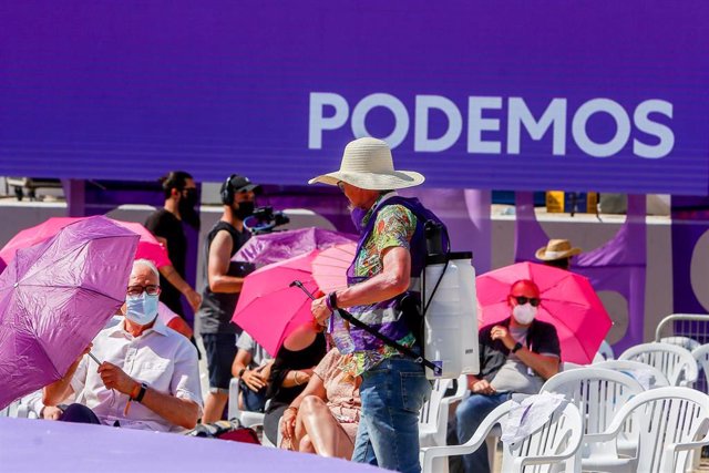 Un hombre con vapor de agua, en la IV Asamblea Ciudadana Estatal de Podemos, a 12 de junio de 2021, en el Auditorio Parque de Lucía de Alcorcón, Alcorcón, Madrid, (España). 