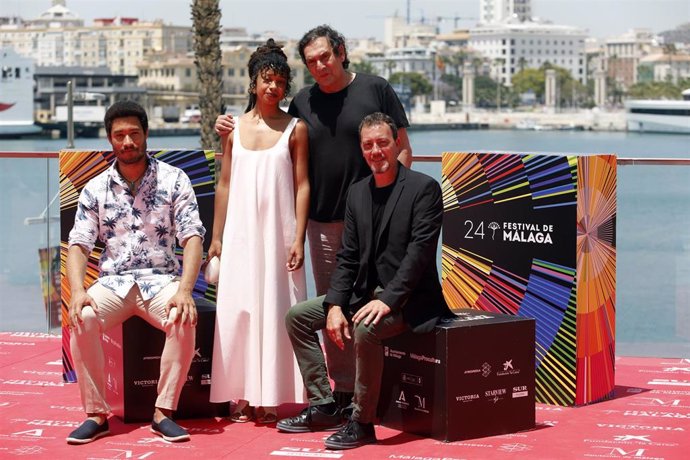Agustí Villaronga, junto al equipo de la película 'El vientre del mar', en el 24 festival de Cine de Málaga
