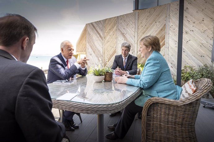 12 June 2021, United Kingdom, Carbis Bay: German Chancellor Angela Merkel (R) and US President Joe Biden (2nd L) sit with their foreign policy advisors Jan Hecker and Jake Sullivan (L) at the beginning of their talks on the sidelines of the G7 summit in