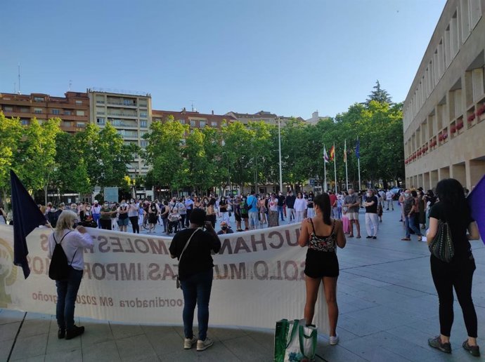 Concentración en la plaza del Ayuntamiento "contra las violencias machistas"