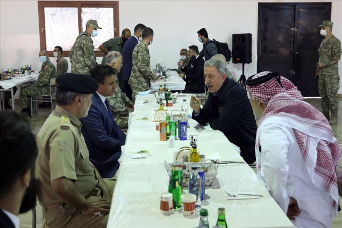 Archivo - HANDOUT - 17 August 2020, Libya, Tripoli: Turkish Defence Minister Hulusi Akar (C) visits the Defense Security Cooperation and Training Assistance Advisory Command. (best quality available) Photo: -/Turkish Defense Ministry/dpa - ATTENTION: ed