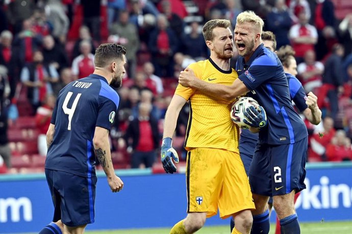 Lukas Hradecky es felicitado por sus compañeros tras parar un penalti en el Dinamarca - Finlandia de la Eurocopa