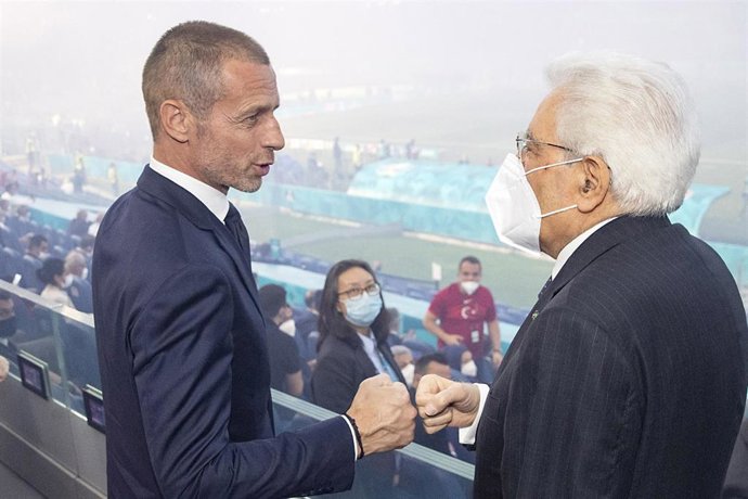 El presidente de la UEFA Aleksander Ceferin dialoga con el Jefe de Estado italiano Sergio Mattarella en el partido de inauguración de la Eurocopa 2020 en Roma