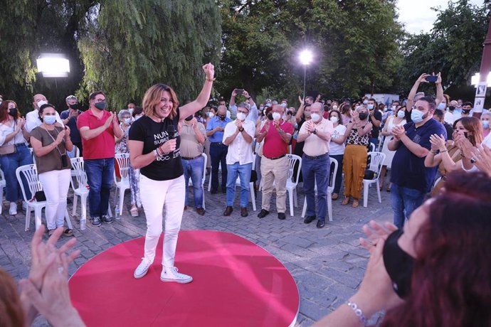 La secretaria general del PSOE y candidata en las elecciones primarias a la Presidencia de la Junta de Andalucía, Susana Díaz, esta noche en Sevilla en el cierre de campaña.