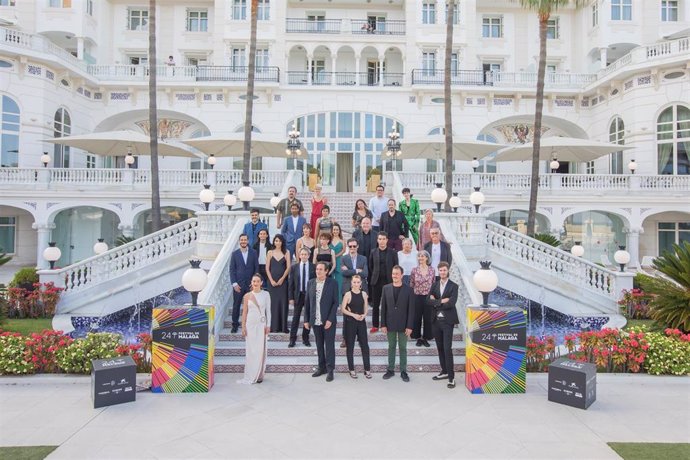 Foto de familia de los premiados en el Festival de Málaga en el Gran Hotel Miramar