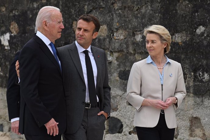 11 June 2021, United Kingdom, Carbis Bay: US President Joe Biden (L) talks with French President Emmanuel Macron (C) and European Commission Ursula von der Leyen after the leaders official welcome and family photo of the G7 summit in Cornwall. Photo: Le